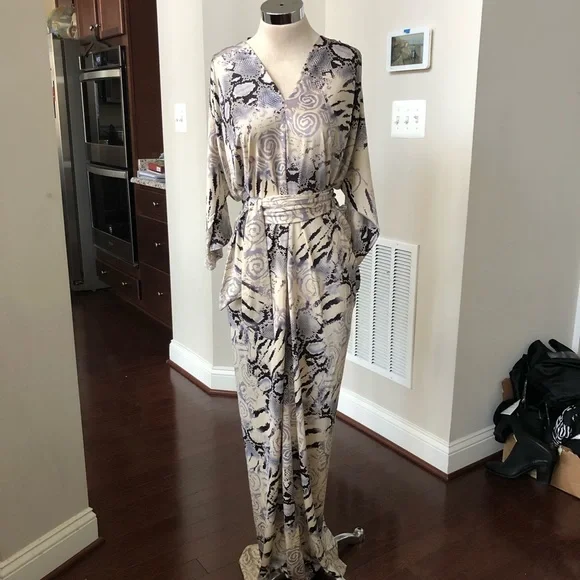 Gorgeous Accentuating Dress - Picture 2 of 6